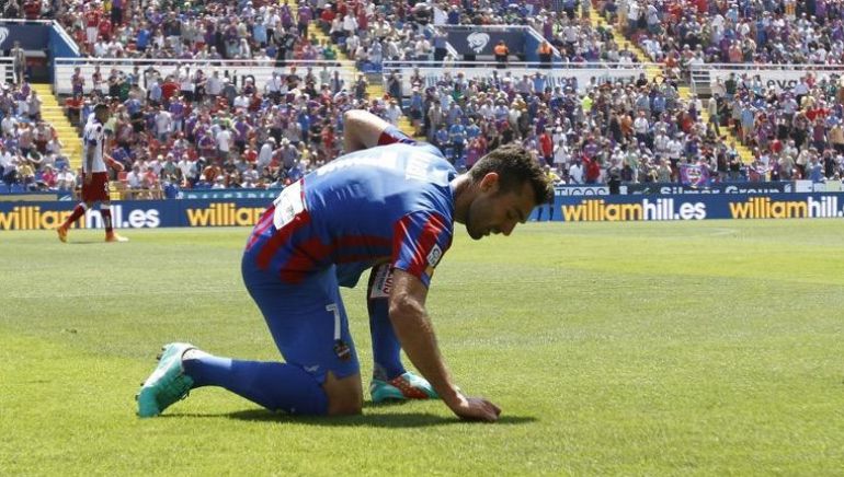 Barral firma en Orriols tras marcar al Atlético de Madrid Barral firma en Orriols tras marcar al Atlético de Madrid