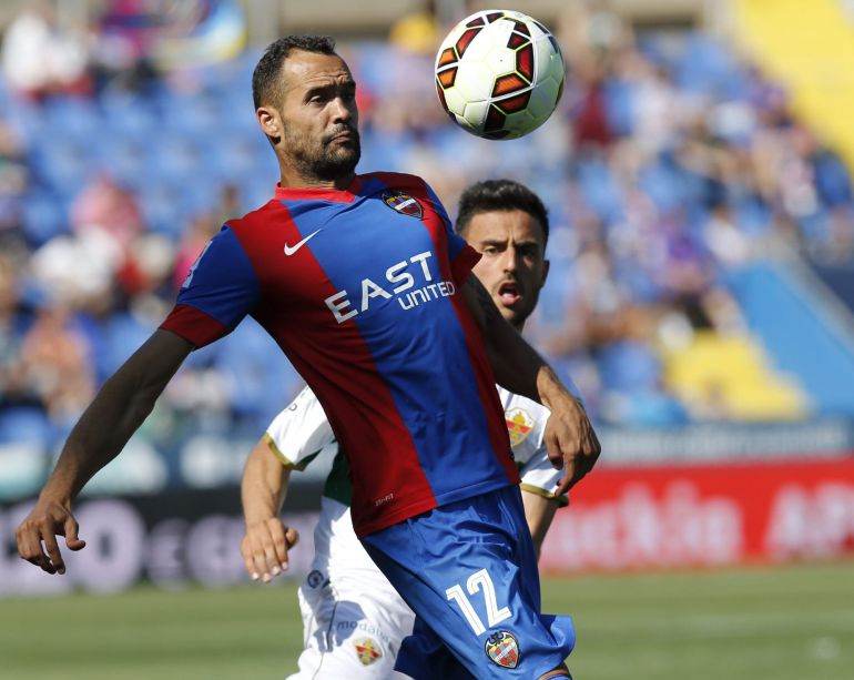 GRA122. VALENCIA, 23/05/2015.- El defensa del Levante Juan Francisco García (i) y el delantero del Elche, Cristian Herrera durante el partido de la trigésima octava, y última, jornada de Liga que ambos equipos disputan en el estadio de Ciudad de Valencia. EFE/Juan Carlos Cárdenas GRA122. VALENCIA, 23/05/2015.- El defensa del Levante Juan Francisco García (i) y el delantero del Elche, Cristian Herrera durante el partido de la trigésima octava, y última, jornada de Liga que ambos equipos disputan en el estadio de Ciudad de Valencia. EFE/Juan Carlos Cárdenas