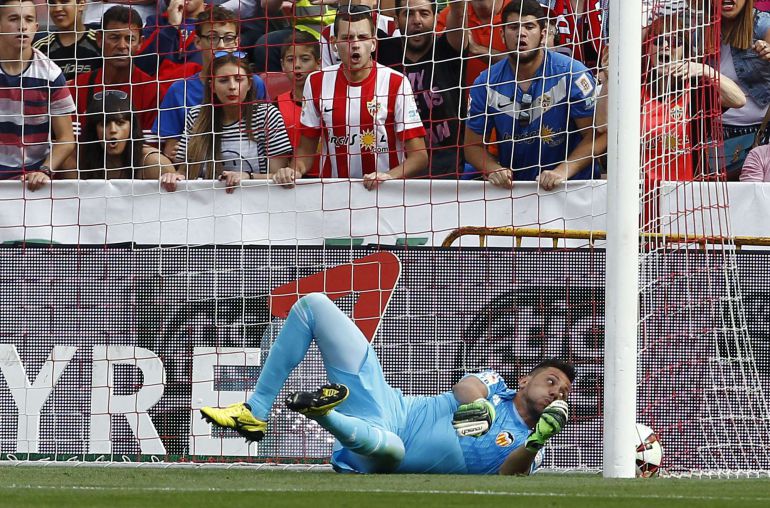 Valencia's goalkeeper Diego Alves fails to stop Alemria's goal during the Spanish league football match UD Almeria vs Valencia CF at the Juegos Mediterraneos stadium in Almeria on May 23, 2015. AFP PHOTO / JOSE JORDAN Valencia's goalkeeper Diego Alves fails to stop Alemria's goal during the Spanish league football match UD Almeria vs Valencia CF at the Juegos Mediterraneos stadium in Almeria on May 23, 2015. AFP PHOTO / JOSE JORDAN