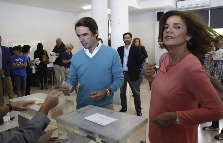 GRA300 MADRID, 24/05/2015.-El expresidente del Gobierno, José María Aznar, y su esposa, la alcaldesa de Madrid, Ana Botella, en el colegio electoral en Pozuelo de Alarcón donde han votado en los comicios locales y autónomicos que se celebran hoy en España. EFE/Sergio Barrenechea GRA300 MADRID, 24/05/2015.-El expresidente del Gobierno, José María Aznar, y su esposa, la alcaldesa de Madrid, Ana Botella, en el colegio electoral en Pozuelo de Alarcón donde han votado en los comicios locales y autónomicos que se celebran hoy en España. EFE/Sergio Barrenechea