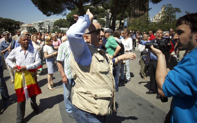Agresión a un periodista durante la manifestación contra Podemos en Madrid Agresión a un periodista durante la manifestación contra Podemos en Madrid