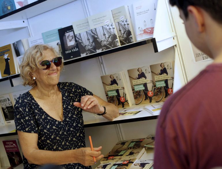 GRA079. MADRID, 31/05/2015.- La número uno de Ahora Madrid, Manuela Carmena, ha firmado esta mañana en la Feria del Libro numerosos ejemplares de 'Por qué las cosas pueden ser diferentes. Reflexiones de una jueza', el libro que escribió antes de dar el salto a la primera fila política y con el que, según ha dicho, "empezó todo". EFE/Víctor Lerena GRA079. MADRID, 31/05/2015.- La número uno de Ahora Madrid, Manuela Carmena, ha firmado esta mañana en la Feria del Libro numerosos ejemplares de 'Por qué las cosas pueden ser diferentes. Reflexiones de una jueza', el libro que escribió antes de dar el salto a la primera fila política y con el que, según ha dicho, "empezó todo". EFE/Víctor Lerena