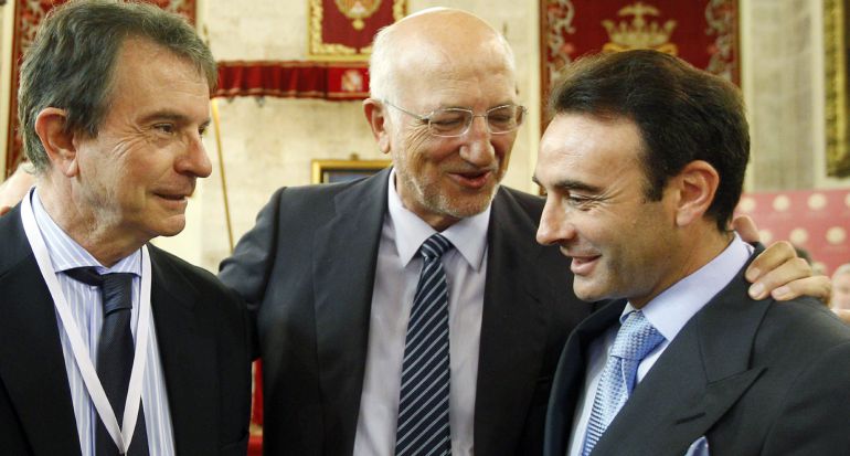 El presidente de AC Hoteles, Antonio Catalán (a la izquierda), junto al presidente de Mercadona, Juan Roig, y el torero Enrique Ponce, en la entrega de los premios Jaume I, el pasado junio. El presidente de AC Hoteles, Antonio Catalán (a la izquierda), junto al presidente de Mercadona, Juan Roig, y el torero Enrique Ponce, en la entrega de los premios Jaume I, el pasado junio.