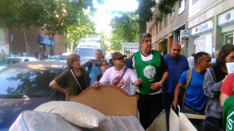Activistas ayudan a Carmen a bajar algunos de sus muebles. Plataforma de Afectados por la Hipoteca. Activistas ayudan a Carmen a bajar algunos de sus muebles. Plataforma de Afectados por la Hipoteca.