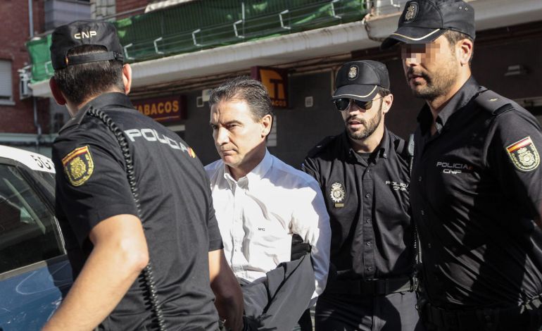 GRA291. SAGUNTO (VALENCIA), 29/05/2015.- El hasta hoy delegado del Gobierno en la Comunidad Valenciana, Serafín Castellano, a su llegada a los Juzgados de Sagunto, tras haber sido detenido hoy junto a otras ocho personas por supuestas irregularidades en adjudicaciones durante su etapa como conseller de Gobernación, y haber sido cautelarmente suspendido de militancia en el PP. EFE/Manuel Bruque GRA291. SAGUNTO (VALENCIA), 29/05/2015.- El hasta hoy delegado del Gobierno en la Comunidad Valenciana, Serafín Castellano, a su llegada a los Juzgados de Sagunto, tras haber sido detenido hoy junto a otras ocho personas por supuestas irregularidades en adjudicaciones durante su etapa como conseller de Gobernación, y haber sido cautelarmente suspendido de militancia en el PP. EFE/Manuel Bruque