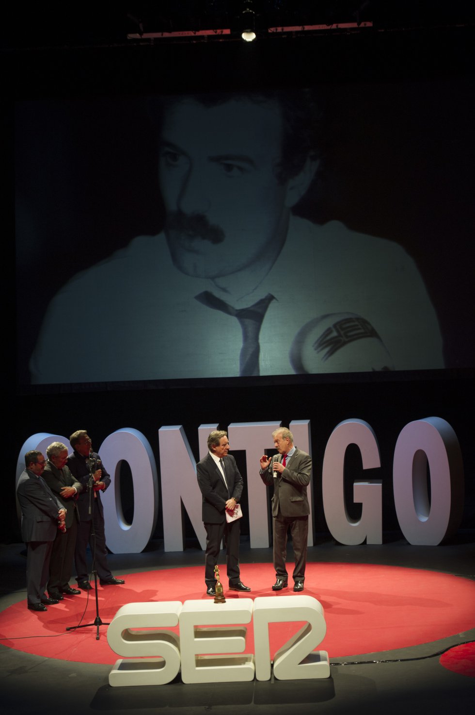 Manuel Campo Vidal, actual presidente de la Academia de la Televisión, rememora su etapa al frente de Hora 25. Y cómo vivieron la primera Guerra de Irak, "una guerra que se hizo de noche", y en la que el corresponsal de la SER, Eric Frattini, recibió el aviso en directo de Campo Vidal a través de la antena de que podrían estar bombardeando con armas químicas sobre su posición. Manuel Campo Vidal, actual presidente de la Academia de la Televisión, rememora su etapa al frente de Hora 25. Y cómo vivieron la primera Guerra de Irak, "una guerra que se hizo de noche", y en la que el corresponsal de la SER, Eric Frattini, recibió el aviso en directo de Campo Vidal a través de la antena de que podrían estar bombardeando con armas químicas sobre su posición.