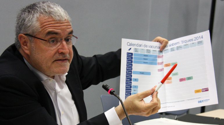 El director general de la Agència de Salut Pública de Cataluña, Antoni Mateu, con el calendario de vacunaciones. El director general de la Agència de Salut Pública de Cataluña, Antoni Mateu, con el calendario de vacunaciones.
