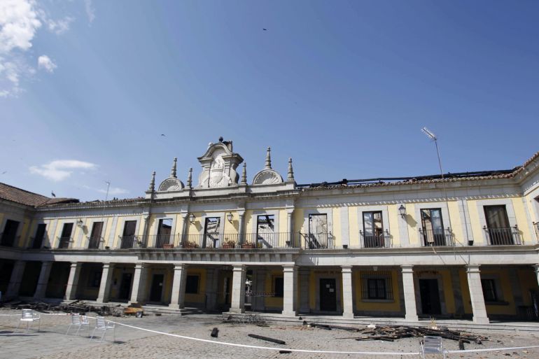 GRA028. BRUNETE (MADRID), 07/06/2015.-Fachada del salón de plenos del municipio madrileño de Brunete ubicado en un edificio distinto al del resto de instalaciones municipales, a primeras horas de la mañana, tras el incendio que se produjo ayer y que alcalzó a varios edificios en los aledaños.EFE/Víctor Lerena GRA028. BRUNETE (MADRID), 07/06/2015.-Fachada del salón de plenos del municipio madrileño de Brunete ubicado en un edificio distinto al del resto de instalaciones municipales, a primeras horas de la mañana, tras el incendio que se produjo ayer y que alcalzó a varios edificios en los aledaños.EFE/Víctor Lerena