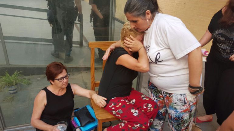 Tras el desahucio, ha tenido que acudir una ambulancia tras sufrir un ataque de ansiedad Tras el desahucio, ha tenido que acudir una ambulancia tras sufrir un ataque de ansiedad