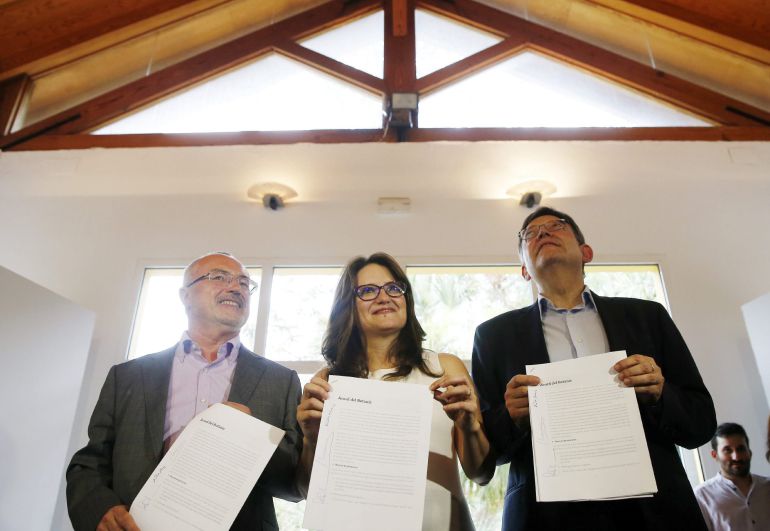 Los candidatos a la Presidencia del Gobierno valenciano del PSPV, Ximo Puig (i), Compromís, Mònica Oltra, y Podemos, Antonio Montiel (d), escenifican, en el Jardín Botánico de Valencia, la reanudación de las negociaciones y el acuerdo programático para un futuro gobierno de izquierdas en la Generalitat Los candidatos a la Presidencia del Gobierno valenciano del PSPV, Ximo Puig (i), Compromís, Mònica Oltra, y Podemos, Antonio Montiel (d), escenifican, en el Jardín Botánico de Valencia, la reanudación de las negociaciones y el acuerdo programático para un futuro gobierno de izquierdas en la Generalitat