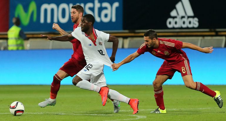 Costa Rica's forward Joel Campbell (C) vies with Spain's midfielder Koke (R) and Spain's defender Sergio Ramos during the friendly football match Spain vs Costa Rica at the Reino de Leon stadium in Leon on June 11, 2015. AFP PHOTO/ CESAR MANSO Costa Rica's forward Joel Campbell (C) vies with Spain's midfielder Koke (R) and Spain's defender Sergio Ramos during the friendly football match Spain vs Costa Rica at the Reino de Leon stadium in Leon on June 11, 2015. AFP PHOTO/ CESAR MANSO