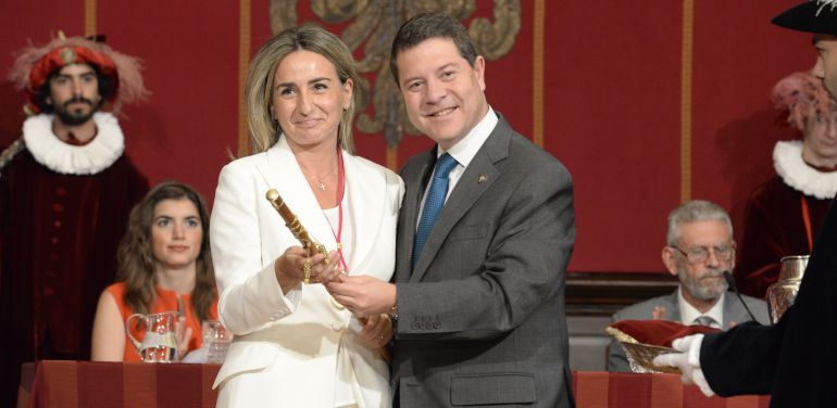Emiliano García Page cede el bastón de mando a Milagros Tolón Emiliano García Page cede el bastón de mando a Milagros Tolón