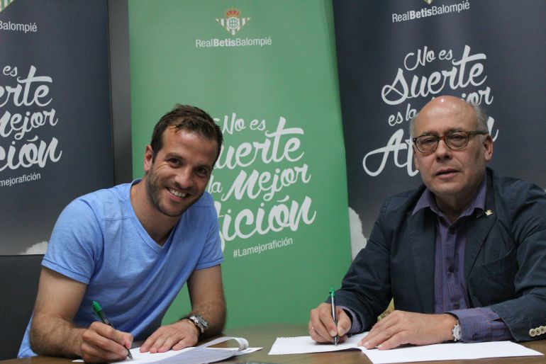 Van der Vaart es ya verdiblanco Van der Vaart es ya verdiblanco