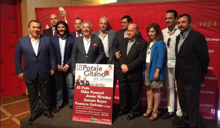 Los del Río junto a los artistas y patrocinadores del 59º Potaje Gitano de Utrera Los del Río junto a los artistas y patrocinadores del 59º Potaje Gitano de Utrera
