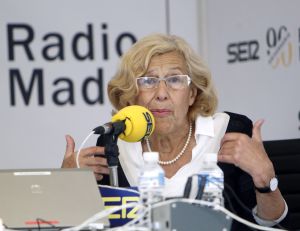 GRA170 MADRID, 19/06/2015.- La alcaldesa de Madrid, Manuela Carmena, que ha participado hoy en el aniversario de la Cadena Ser, ha afirmado que se reunirá con los presidentes del Banco Santander, Ana Patricia Botín, y del BBVA, Francisco González, con los que analizará, entre otras cuestiones, qué medidas se pueden poner en marcha para que estas entidades ayuden al Ayuntamiento a resolver los desahucios. EFE/Juan M. Espinosa GRA170 MADRID, 19/06/2015.- La alcaldesa de Madrid, Manuela Carmena, que ha participado hoy en el aniversario de la Cadena Ser, ha afirmado que se reunirá con los presidentes del Banco Santander, Ana Patricia Botín, y del BBVA, Francisco González, con los que analizará, entre otras cuestiones, qué medidas se pueden poner en marcha para que estas entidades ayuden al Ayuntamiento a resolver los desahucios. EFE/Juan M. Espinosa