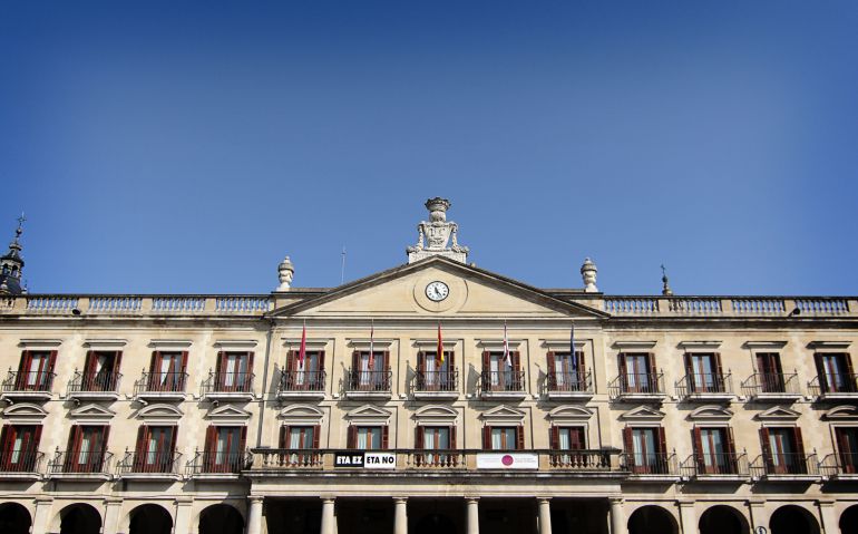 Un día soleado en el ayuntamiento de Gasteiz Un día soleado en el ayuntamiento de Gasteiz
