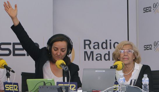 GRA167 MADRID, 19/06/2015.- La alcaldesa de Madrid, Manuela Carmena (d), que ha participado hoy en el aniversario de la Cadena Ser, ha afirmado que se reunirá con los presidentes del Banco Santander, Ana Patricia Botín, y del BBVA, Francisco González, con los que analizará, entre otras cuestiones, qué medidas se pueden poner en marcha para que estas entidades ayuden al Ayuntamiento a resolver los desahucios. A su lado, la periodista Pepa Bueno. EFE/Juan M. Espinosa GRA167 MADRID, 19/06/2015.- La alcaldesa de Madrid, Manuela Carmena (d), que ha participado hoy en el aniversario de la Cadena Ser, ha afirmado que se reunirá con los presidentes del Banco Santander, Ana Patricia Botín, y del BBVA, Francisco González, con los que analizará, entre otras cuestiones, qué medidas se pueden poner en marcha para que estas entidades ayuden al Ayuntamiento a resolver los desahucios. A su lado, la periodista Pepa Bueno. EFE/Juan M. Espinosa