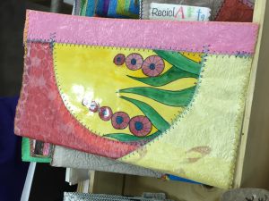 Artesanía realizada con bolsas de plástico recicladas Artesanía realizada con bolsas de plástico recicladas