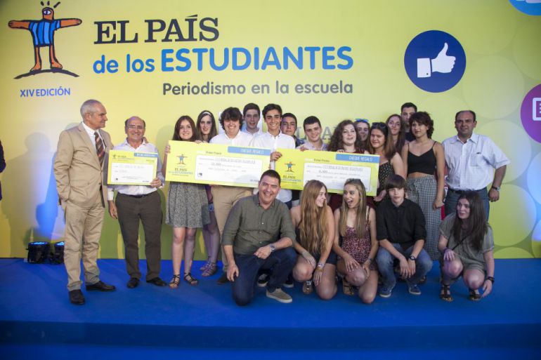 Los representantes del IES Rosalía de Castro con el director de El País, Antonio Caño. Los representantes del IES Rosalía de Castro con el director de El País, Antonio Caño.