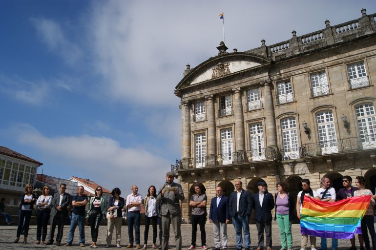 El alcalde de Santiago, Martiño Noriega, lee el manifiesto refrendado por toda la corporación junto al colectivo "Ultreia" El alcalde de Santiago, Martiño Noriega, lee el manifiesto refrendado por toda la corporación junto al colectivo "Ultreia"