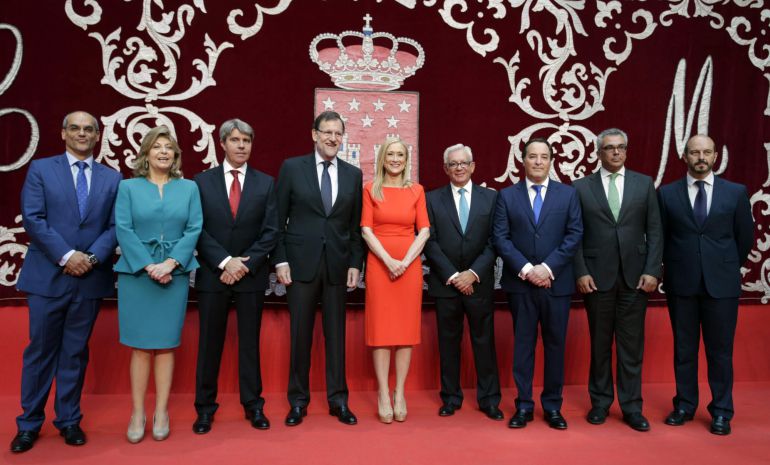 GRA012. MADRID, 27/06/2015.- El presidente del Gobierno y del PP, Mariano Rajoy (4ºi), posa tras la toma de posesión de los siete consejeros del Gobierno de Cristina Cifuentes (c), que se ha celebrado en la Real Casa de Correos de la Puerta del Sol, sede de la Presidencia de la Comunidad de Madrid. (De izq a dcha) Los consejeros Rafael Van Grieken, de Educación, Juventud y Deportes; Engracia Hidalgo, de Economía, Empleo y Hacienda; Ángel Garrido, de Presidencia, Justicia y portavoz del Gobierno; Jesús Sánchez Martos, de Sanidad; Jaime González Taboada, de Medio Ambiente, Administración Local y Ordenación del Territorio; Carlos Izquierdo, de Políticas Sociales y Familia; y Pedro Rollán, de Transporte, Vivienda e Infraestructuras. EFE/Angel Diaz GRA012. MADRID, 27/06/2015.- El presidente del Gobierno y del PP, Mariano Rajoy (4ºi), posa tras la toma de posesión de los siete consejeros del Gobierno de Cristina Cifuentes (c), que se ha celebrado en la Real Casa de Correos de la Puerta del Sol, sede de la Presidencia de la Comunidad de Madrid. (De izq a dcha) Los consejeros Rafael Van Grieken, de Educación, Juventud y Deportes; Engracia Hidalgo, de Economía, Empleo y Hacienda; Ángel Garrido, de Presidencia, Justicia y portavoz del Gobierno; Jesús Sánchez Martos, de Sanidad; Jaime González Taboada, de Medio Ambiente, Administración Local y Ordenación del Territorio; Carlos Izquierdo, de Políticas Sociales y Familia; y Pedro Rollán, de Transporte, Vivienda e Infraestructuras. EFE/Angel Diaz