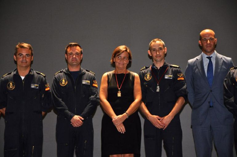 La alcaldesa Carmen Moriyón posa con los miembros de la Base del Helicóptero de Rescate de Salvamento Marítimo Helimer La alcaldesa Carmen Moriyón posa con los miembros de la Base del Helicóptero de Rescate de Salvamento Marítimo Helimer