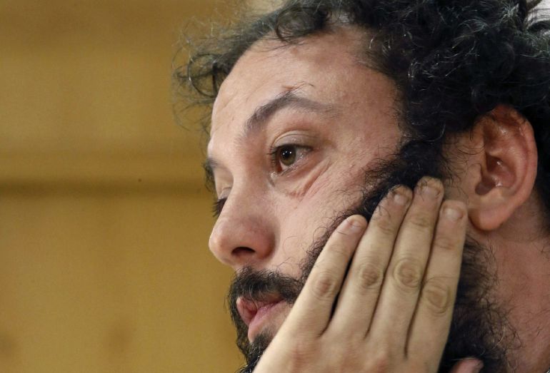GRA305. MADRID, 24/06/2015.- Fotografía de archivo, del 15/06/2015, del concejal de Ahora Madrid Guillermo Zapata, a quien hoy la Fiscalía de la Audiencia Nacional ha pedido que se cite a declarar como imputado de un delito de humillación a las víctimas por considerar que su tuits generaron "descrédito, menosprecio, humillación" a las víctimas del terrorismo, en virtud a una querella interpuesta por Dignidad y Justicia por las bromas que publicó el 31 de enero de 2011 en Twitter. EFE/Archivo/Fernando Alvarado GRA305. MADRID, 24/06/2015.- Fotografía de archivo, del 15/06/2015, del concejal de Ahora Madrid Guillermo Zapata, a quien hoy la Fiscalía de la Audiencia Nacional ha pedido que se cite a declarar como imputado de un delito de humillación a las víctimas por considerar que su tuits generaron "descrédito, menosprecio, humillación" a las víctimas del terrorismo, en virtud a una querella interpuesta por Dignidad y Justicia por las bromas que publicó el 31 de enero de 2011 en Twitter. EFE/Archivo/Fernando Alvarado