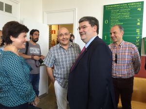 El alcalde con responsables del albergue de Elexabarri El alcalde con responsables del albergue de Elexabarri