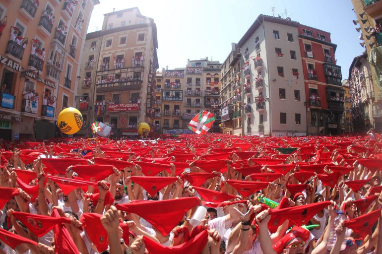 Miles de personas festejan con sus pañuelos alzados el inicio de las fiestas de San Fermnin 2015 tras el lanzamiento del tradicional "txupinazo" desde el balcón del Ayuntamiento de Pamplona. EFE/Javier Lizón Miles de personas festejan con sus pañuelos alzados el inicio de las fiestas de San Fermnin 2015 tras el lanzamiento del tradicional "txupinazo" desde el balcón del Ayuntamiento de Pamplona. EFE/Javier Lizón