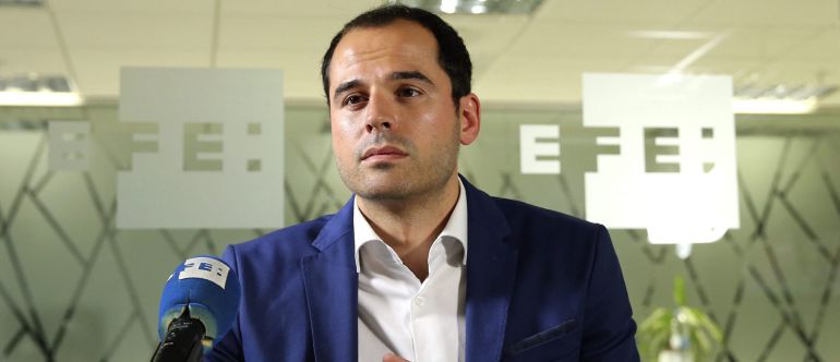 GRA036. MADRID, 28/06/2015.- El portavoz de Ciudadanos (C's) en la Asamblea de Madrid, Ignacio Aguado, en una entrevista con la Agencia Efe en la que apela a la responsabilidad política para justificar el "voto de confianza" dado al PP para que la legislatura eche a andar. EFE/Ballesteros GRA036. MADRID, 28/06/2015.- El portavoz de Ciudadanos (C's) en la Asamblea de Madrid, Ignacio Aguado, en una entrevista con la Agencia Efe en la que apela a la responsabilidad política para justificar el "voto de confianza" dado al PP para que la legislatura eche a andar. EFE/Ballesteros