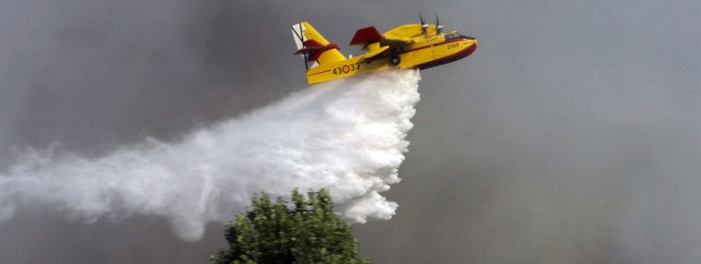 Un hidroavión trabaja en las labores de extinción del incendio forestal declarado este martes en Humanes (Guadalajara) Un hidroavión trabaja en las labores de extinción del incendio forestal declarado este martes en Humanes (Guadalajara)