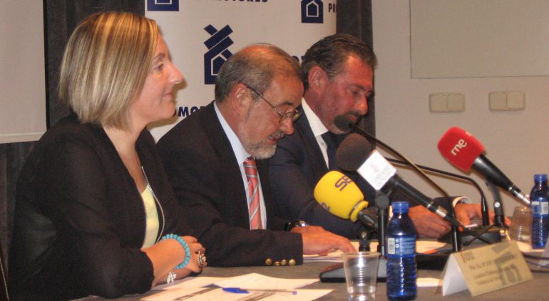 Consellera de Vivienda, Mª José Salvador, José Vicente Gonzàlez, presidente de CIERVAL, y Francisco Murcia, Presidente de FEPROVA Consellera de Vivienda, Mª José Salvador, José Vicente Gonzàlez, presidente de CIERVAL, y Francisco Murcia, Presidente de FEPROVA