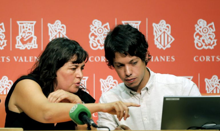 La secretaria de Acción Institucional de Podemos, Auxiliadora Honorato, y Segundo González, responsable del área de Finanzas y Transparencia, durante la rueda de prensa que han ofrecido hoy en Valencia. La secretaria de Acción Institucional de Podemos, Auxiliadora Honorato, y Segundo González, responsable del área de Finanzas y Transparencia, durante la rueda de prensa que han ofrecido hoy en Valencia.