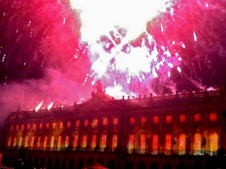 El Pazo de Raxoi completamente en llamas por dentro y los fuegos por fuera, momento culminante de los fuegos del Apóstol 2015 El Pazo de Raxoi completamente en llamas por dentro y los fuegos por fuera, momento culminante de los fuegos del Apóstol 2015