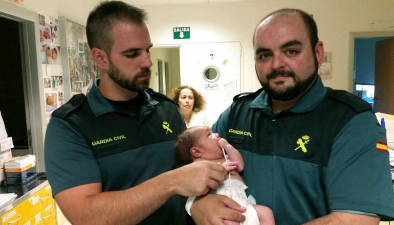 GRA266 MADRID, 15/07/2015.- Imagen cedida por la Guardia Civil de los dos agentes del instituto armado que han rescatado al recién nacido que había sido arrojado al interior de un contenedor de basura soterrado de Mejorada del Campo. EFE GRA266 MADRID, 15/07/2015.- Imagen cedida por la Guardia Civil de los dos agentes del instituto armado que han rescatado al recién nacido que había sido arrojado al interior de un contenedor de basura soterrado de Mejorada del Campo. EFE