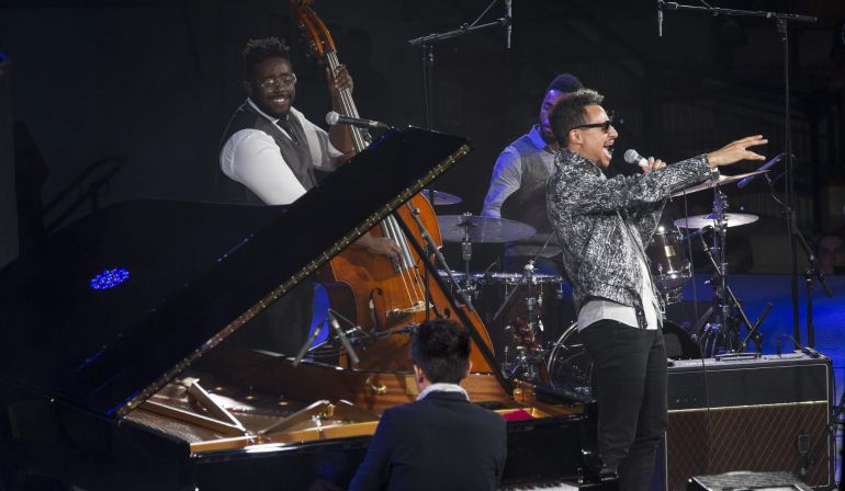 El vocalista José James, junto a su grupo ha abierto la segunda noche del trigesimo noveno Festival de Jazz de Vitoria-Gasteiz. EFE/ADRIÁN RUIZ DE HIERRO El vocalista José James, junto a su grupo ha abierto la segunda noche del trigesimo noveno Festival de Jazz de Vitoria-Gasteiz. EFE/ADRIÁN RUIZ DE HIERRO