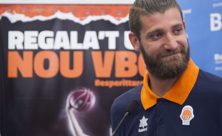 GRA117. VALENCIA (COMUNITAT VALENCIANA) 20/07/2015.- El francés Antoine Diot durante su presentación como nuevo jugador del Valencia Basket, donde jugará las dos próximas temporadas. EFE/Miguel Angel Polo GRA117. VALENCIA (COMUNITAT VALENCIANA) 20/07/2015.- El francés Antoine Diot durante su presentación como nuevo jugador del Valencia Basket, donde jugará las dos próximas temporadas. EFE/Miguel Angel Polo