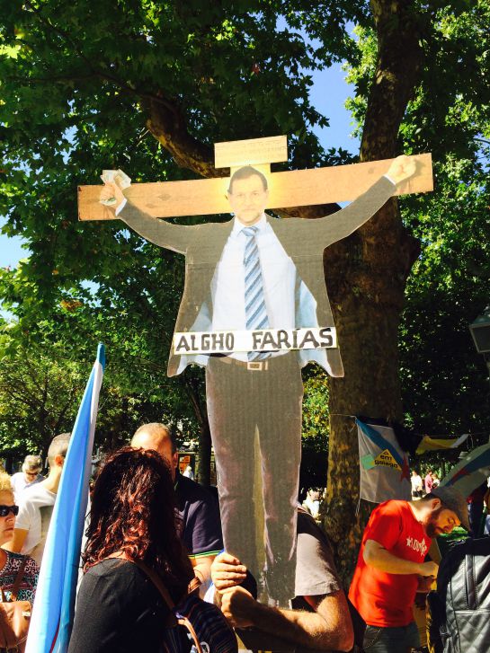 La parodia estuvo presente en la manifestación, aquí "crucificando" a Mariano Rajoy La parodia estuvo presente en la manifestación, aquí "crucificando" a Mariano Rajoy