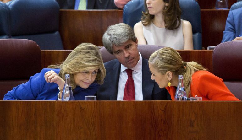 GRA284. MADRID, 23/07/2015.- Fotografía facilitada por la Comunidad de Madrid de su presidenta, Cristina Cifuentes, junto al consejero de Presidencia y Justicia, Ángel Garrido, y la consejera de Economía, Hacienda y Empleo, Engracia Hidalgo (i), durante el pleno de la Asamblea de Madrid. EFE/ GRA284. MADRID, 23/07/2015.- Fotografía facilitada por la Comunidad de Madrid de su presidenta, Cristina Cifuentes, junto al consejero de Presidencia y Justicia, Ángel Garrido, y la consejera de Economía, Hacienda y Empleo, Engracia Hidalgo (i), durante el pleno de la Asamblea de Madrid. EFE/