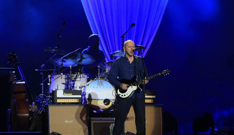 El cantante y guitarrista escocés Mark Knopfler (d), el que fuera líder de los Dire Straits, durante el concierto que ha ofrecido esta noche en el estadio olímpico de Sevilla, uno de los conciertos de su gira de verano por España. EFE/Jose Manuel Vidal El cantante y guitarrista escocés Mark Knopfler (d), el que fuera líder de los Dire Straits, durante el concierto que ha ofrecido esta noche en el estadio olímpico de Sevilla, uno de los conciertos de su gira de verano por España. EFE/Jose Manuel Vidal