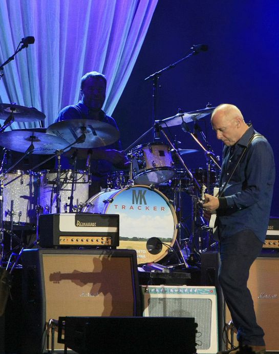 El cantante y guitarrista escocés Mark Knopfler (d), el que fuera líder de los Dire Straits, durante el concierto que ha ofrecido esta noche en el estadio olímpico de Sevilla, uno de los conciertos de su gira de verano por España. EFE/Jose Manuel Vidal El cantante y guitarrista escocés Mark Knopfler (d), el que fuera líder de los Dire Straits, durante el concierto que ha ofrecido esta noche en el estadio olímpico de Sevilla, uno de los conciertos de su gira de verano por España. EFE/Jose Manuel Vidal