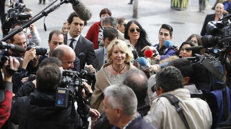 Esperanza Aguirre y su abogado, rodeados de periodistas, a su llegada a los Juzgados de Plaza de Castilla Esperanza Aguirre y su abogado, rodeados de periodistas, a su llegada a los Juzgados de Plaza de Castilla