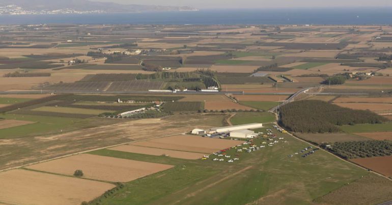 Una imagen del aeródromo de Viladamat, donde se ha producido este accidente con un ultraligero Una imagen del aeródromo de Viladamat, donde se ha producido este accidente con un ultraligero