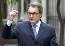 Artur Mas firma el decreto
