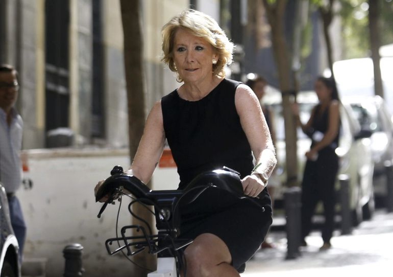 La portavoz del PP en el Ayuntamiento de Madrid, Esperanza Aguirre, a su llegada en bicicleta a un inmueble de la calle Divino Pastor La portavoz del PP en el Ayuntamiento de Madrid, Esperanza Aguirre, a su llegada en bicicleta a un inmueble de la calle Divino Pastor