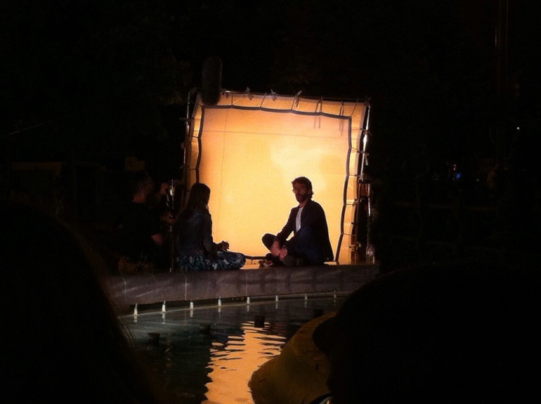 Eduardo Noriega y Michelle Jenner interpretando su papel en una escena de la película grabada en la Plaza España de Zaragoza. Eduardo Noriega y Michelle Jenner interpretando su papel en una escena de la película grabada en la Plaza España de Zaragoza.
