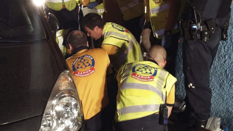 GRA120. MADRID, 08/08/2015.- Fotografía facilitada por Emergencias Madrid de la intervención de varios efectivos del Samur en el lugar donde un hombre de unos 35 años ha muerto y otros dos, de 33 y 37 años y origen dominicano, han resultado heridos graves tras recibir varias puñaladas en una reyerta en el barrio madrileño de Villaverde sobre las cuatro menos cuarto de la madrugada. EFE GRA120. MADRID, 08/08/2015.- Fotografía facilitada por Emergencias Madrid de la intervención de varios efectivos del Samur en el lugar donde un hombre de unos 35 años ha muerto y otros dos, de 33 y 37 años y origen dominicano, han resultado heridos graves tras recibir varias puñaladas en una reyerta en el barrio madrileño de Villaverde sobre las cuatro menos cuarto de la madrugada. EFE