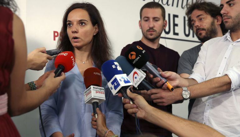 GRA081 MADRID, 2/8/2015.- La nueva secretaria general del PSOE de Madrid (PSOE-M), Sara Hernández, en la sede del partido, donde ha criticado hoy la "absoluta descoordinación" existente en Gobierno municipal de Madrid y ha afirmado que las ilusiones que transmitió al principio su alcaldesa, Manuela Carmena, se están "deshaciendo poquito a poquito".En su opinión, Carmena no se preocupa por los problemas de los vecinos y "se mete en guerras" con los medios de comunicación, lo que no resuelve la vida de los vecinos ni acaba con los desahucios, el paro o la precariedad, ha dicho la nueva secretaria en una rueda de prensa para hablar de problemas de actualidad. EFE/Chema Moya GRA081 MADRID, 2/8/2015.- La nueva secretaria general del PSOE de Madrid (PSOE-M), Sara Hernández, en la sede del partido, donde ha criticado hoy la "absoluta descoordinación" existente en Gobierno municipal de Madrid y ha afirmado que las ilusiones que transmitió al principio su alcaldesa, Manuela Carmena, se están "deshaciendo poquito a poquito".En su opinión, Carmena no se preocupa por los problemas de los vecinos y "se mete en guerras" con los medios de comunicación, lo que no resuelve la vida de los vecinos ni acaba con los desahucios, el paro o la precariedad, ha dicho la nueva secretaria en una rueda de prensa para hablar de problemas de actualidad. EFE/Chema Moya
