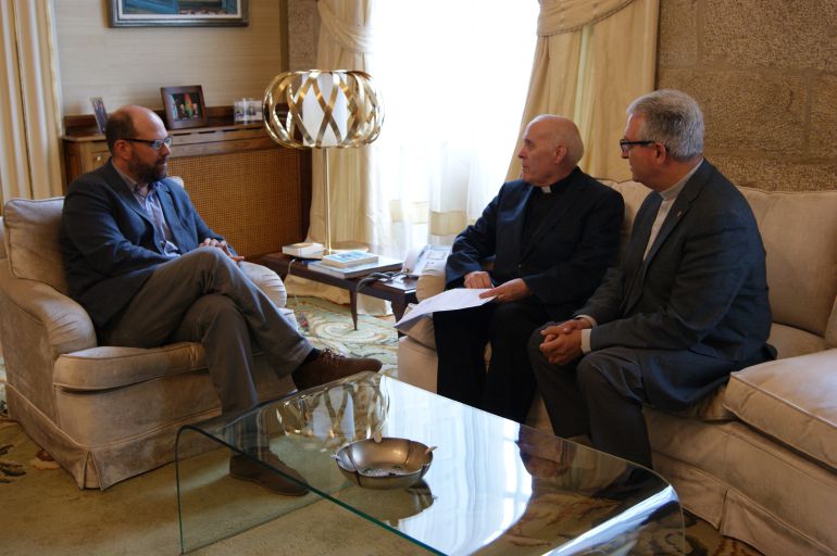 El regidor compostelano, Martiño Noriega, durante la reunión con el deán, Según Pérez, y el director de la Fundación Catedral, Daniel Lorenzo El regidor compostelano, Martiño Noriega, durante la reunión con el deán, Según Pérez, y el director de la Fundación Catedral, Daniel Lorenzo