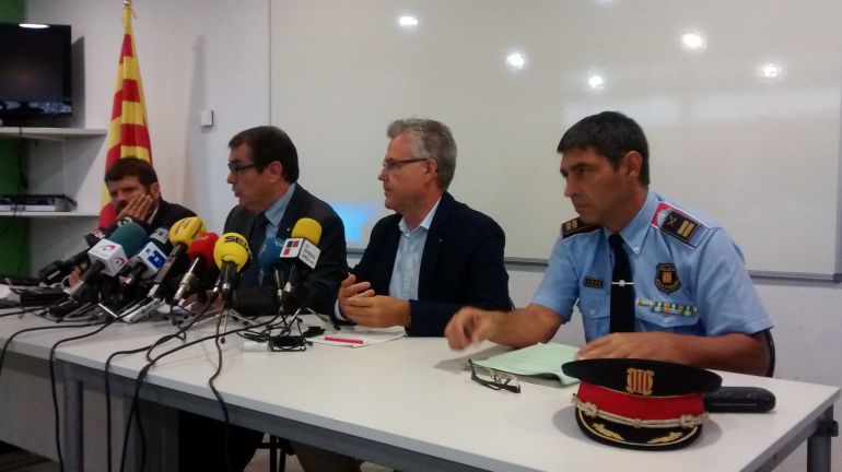 El conseller Jordi Jané i l'alcalde de Salou amb el cap dels Mossos. El conseller Jordi Jané i l'alcalde de Salou amb el cap dels Mossos.
